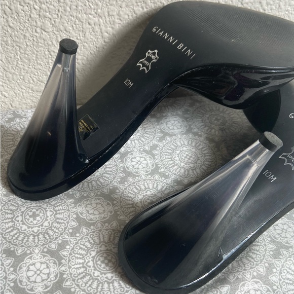 Gianni Bini~Black~Patent Leather~Slide~Pump~Peep Toe~Clear Acrylic Heel~Size 10 - Picture 11 of 14